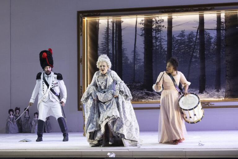 Napoli, Teatro di San Carlo: La fille du régiment - ph Luciano Romano - recensione di Opera Mundus