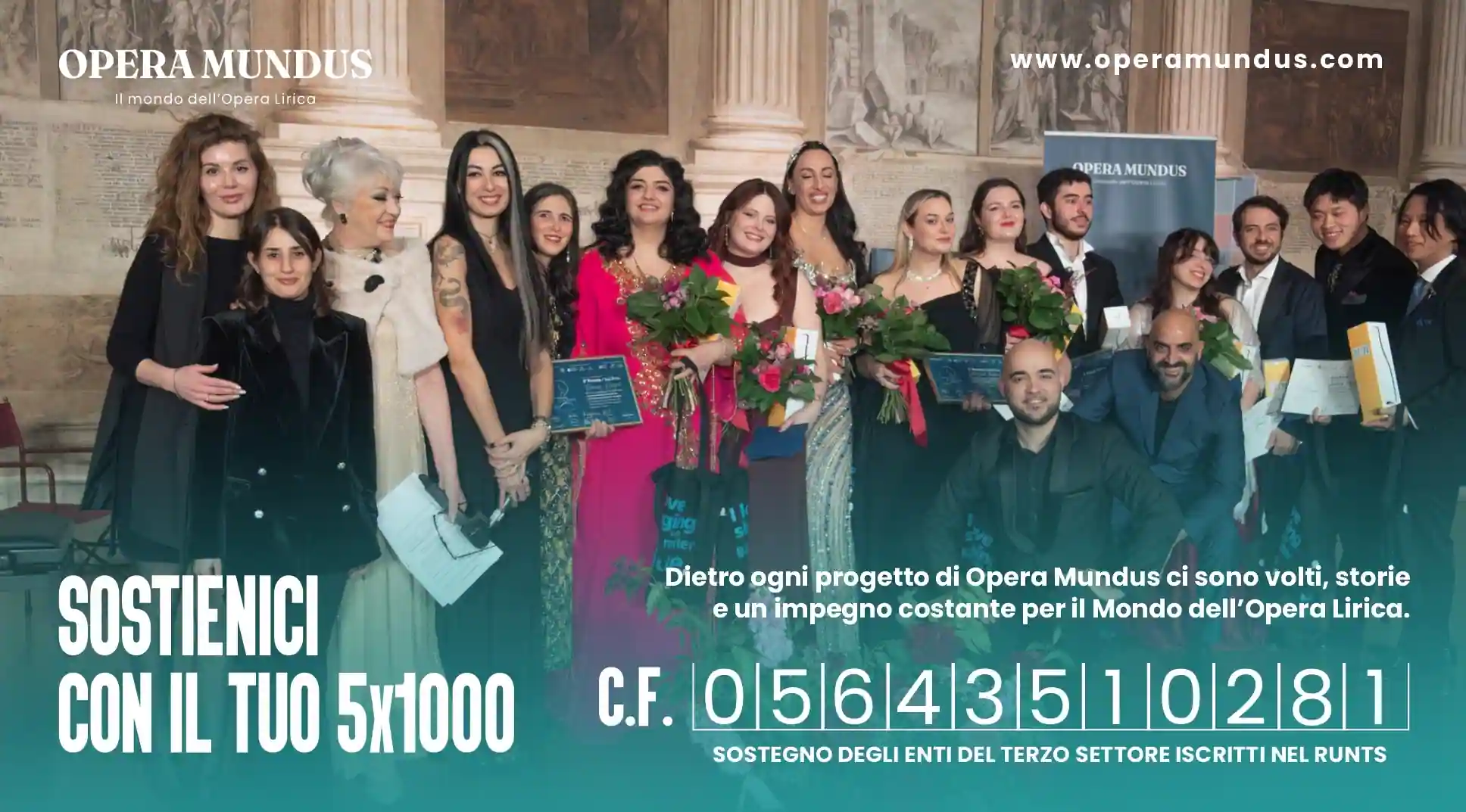 Gruppo di artisti e organizzatori di Opera Mundus durante una premiazione di concorso musicale, con vincitori che tengono fiori e attestati, campagna sostegno 5x1000